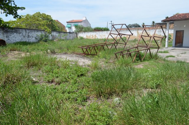 Essa é a "quadra de esportes" do Colégio Estadual Raimundo Mendonça Araújo em Indiaroba Essa é a "quadra de esportes" do Colégio Estadual Raimundo Mendonça Araújo em Indiaroba