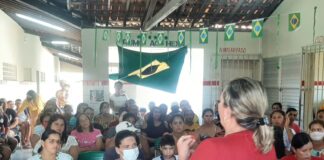 Poço Redondo: mães, pais e responsáveis lutam pela matrícula de suas crianças na Escola Estadual Teotônio Alves China